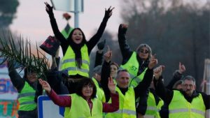 فرنسا..مواجهات في باريس والشرطة تعتقل 30 متظاهرا من السترات الصفراء