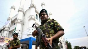 عناصر الجيش أمام مسجد بالعاصمة السريلانكية