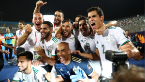 نجم المنتخب الجزائري يوزع الأضاحي و يزوج الشباب