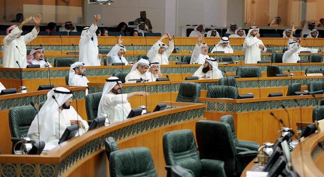 الكويت.. مشروع قانون أمام البرلمان يلزم السياح باحترام قيم وعادات وتقاليد البلاد