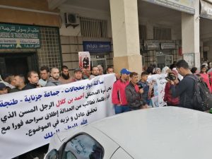 طنجة..احتجاجات أمام المحكمة الابتدائية لإطلاق سراح مسن اعتقل بسبب نزاع على أرض سلالية