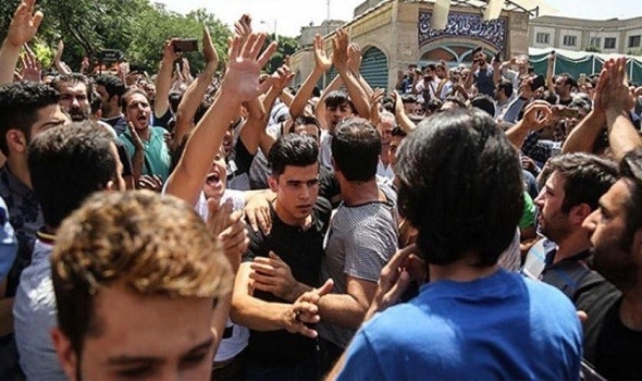 مظاهرات في طهران وعدد من المدن الإيرانية احتجاجا على رفع أسعار البنزين