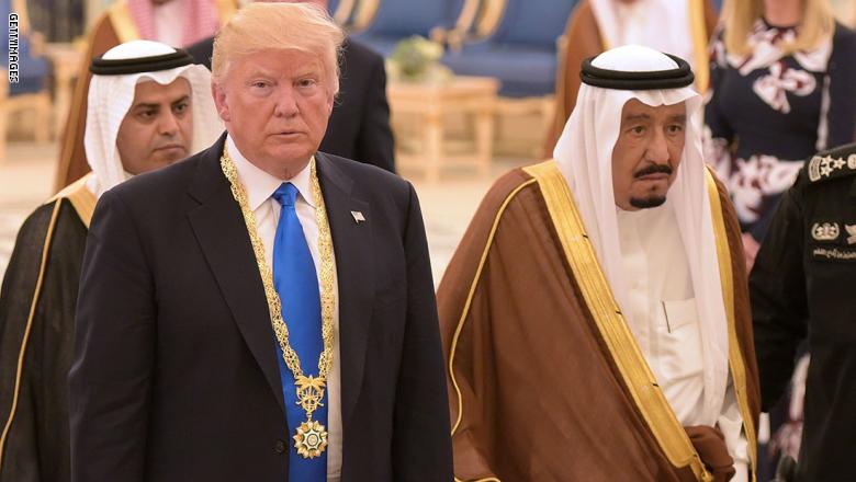الملك سلمان يعزي ترامب بعد مقتل أميركيين على يد طالب سعودي