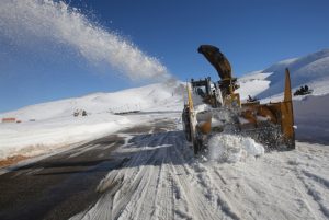 وزارة التجهيز تعلن فتح جل المقاطع الطرقية المقطوعة بسبب الثلوج