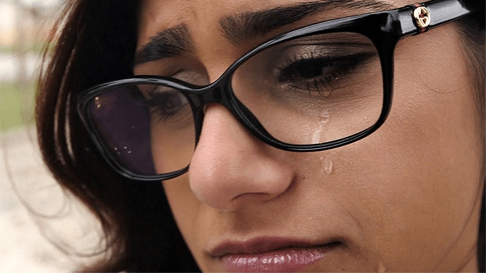 مايا خليفة تعرض نظارة أفلامها للبيع لضحايا لبنان .. بالصورة