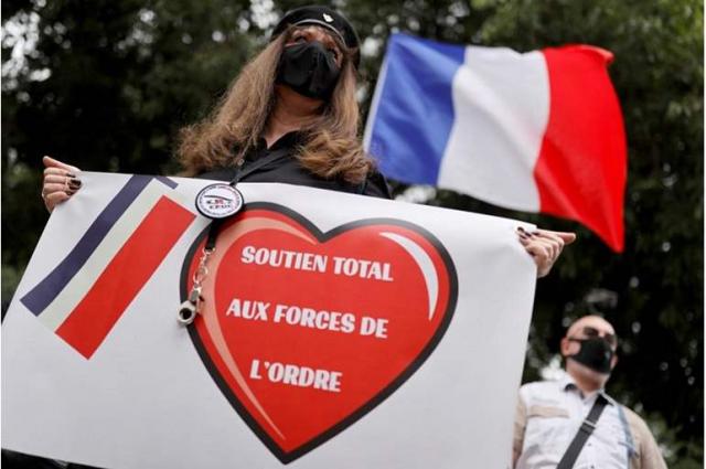 احتجاجات لزوجات رجال الشرطة بباريس