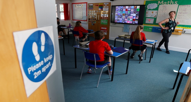 بريطانيا تعيد فتح المدارس مع تخفيف إجراءات الحجر الصحي