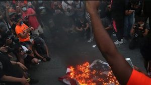 متظاهرون يحرقون العلم الأمريكي بالقرب من البيت الأبيض