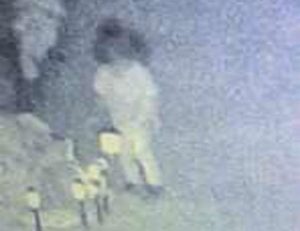 كاميرات المراقبة تلتقط صورة مرعبة أمام قبر طفلة توفيت قبل أيام فقط..