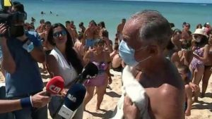 رئيس البرتغال يسبح ليساعد في إنقاذ امرأتين من الغرق