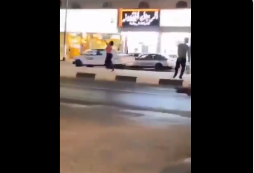 سعودية ترقص وسط مكة المكرمة بملابسها المثيرة .. فيديو