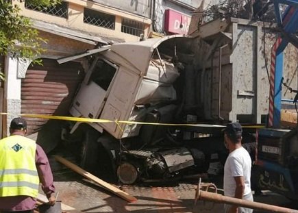 حادث مروع.. شاحنة تصطدم بجدار منزل وتتفادى سيارات ومارة بشارع مزدحم في الدار البيضاء