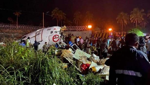 مصرع 14 شخصا وإصابة 15 بجروح جراء تحطم طائرة هندية قادمة من دبي