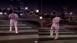 بالفيديو..فتاة بلباس غير محتشم ترقص وسط الشارع في جدة