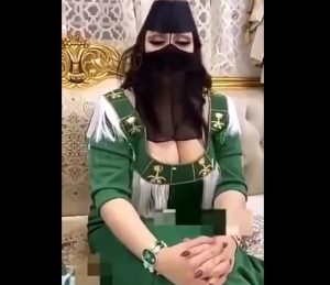 شاهد كيف احتفلت سعودية “بصدرها العاري” باليوم الوطني السعودي ! (فيديو)