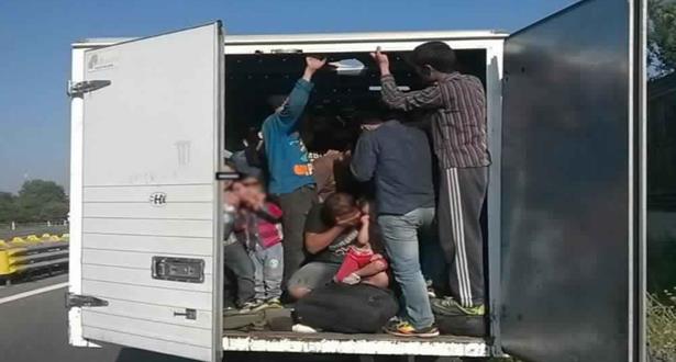 اعتقال سائق شاحنة مبردة بداخلها نحو 40 مهاجرا غير شرعي بالنمسا
