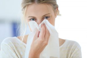 كيف تميّز بين الإصابة بكورونا ونزلات البرد والإنفلونزا؟