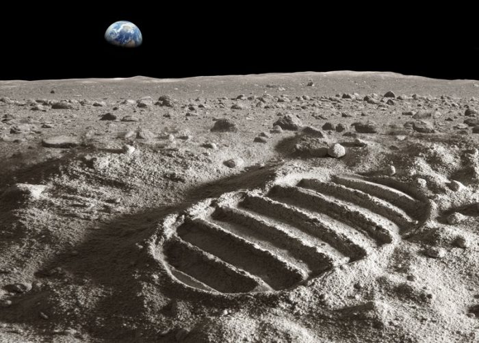 العلماء يحلون لغز "آثار أقدام" بعيدة عن مسارات رواد ناسا على سطح القمر