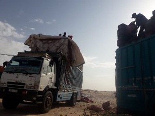 عصابة البوليساريو تتلف حمولة عدد من الشاحنات المغربية