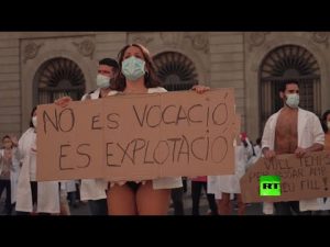 مظاهرة أطباء بملابس داخلية في برشلونة احتجاجا على ظروف العمل في زمن كورونا