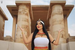 ضجة في مصر بسبب عارضة أزياء ظهرت في صور بمواقع أثرية.. "صور"