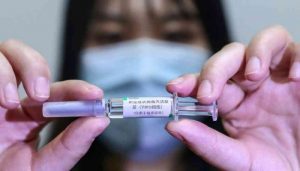 الصين صينيون يقبلون على لقاح كورونا قبل انتهاء التجارب السريرية