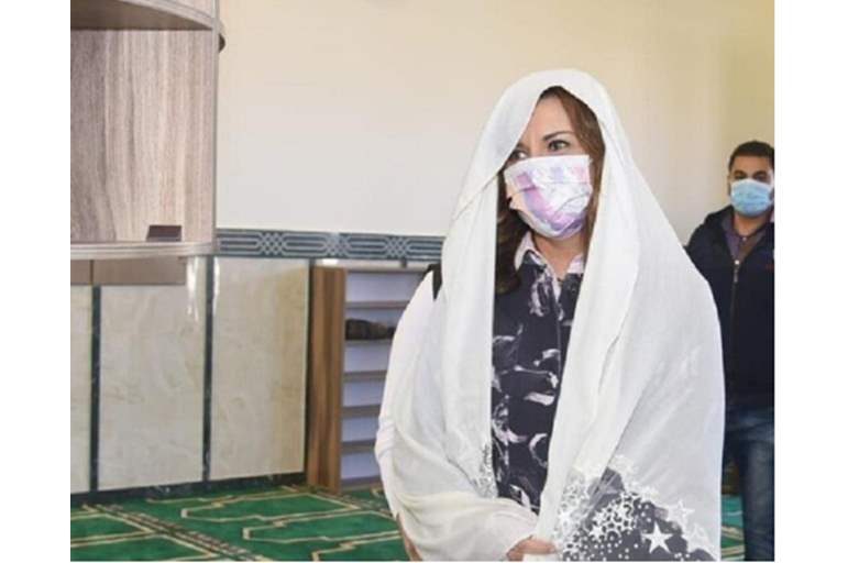 وزيرة مسيحية تحضر صلاة الجمعة داخل مسجد في مصر