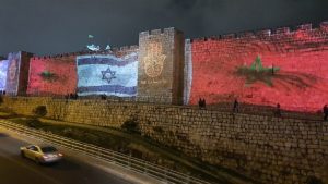 أعلام ضخمة للمغرب على أسوار القدس إلى جانب العلم الإسرائيلي
