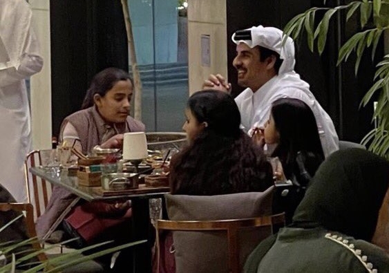 فيديو لأمير قطر رفقة بناته في مطعم يشعل مواقع التواصل الاجتماعي