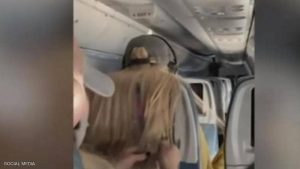 انتقام "قاس" من راكبة طائرة بعد فعلة "سخيفة جدا" + فيديو