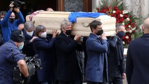 سرقة منزل أسطورة كرة القدم الإيطالي باولو روسي خلال جنازته