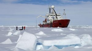فقدان 17 شخصا في حادث غرق سفينة صيد بالقطب الشمالي الروسي