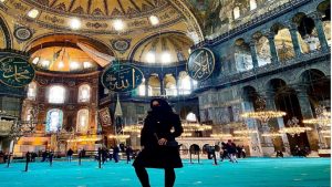 ممثلة إباحية بالنقاب داخل مسجد أيا صوفيا بتركيا