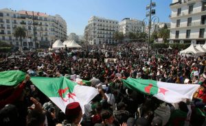 الجزائريون يخرجون