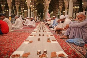 السعودية تمدد تعليق الإفطار والاعتكاف بالمسجد الحرام