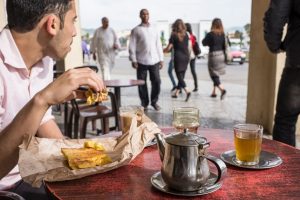 باحث مغربي: من حق المغاربة أن يفطروا علانية في المطاعم والمحلات والحكومة مطالبة بحماية المفطرين!!