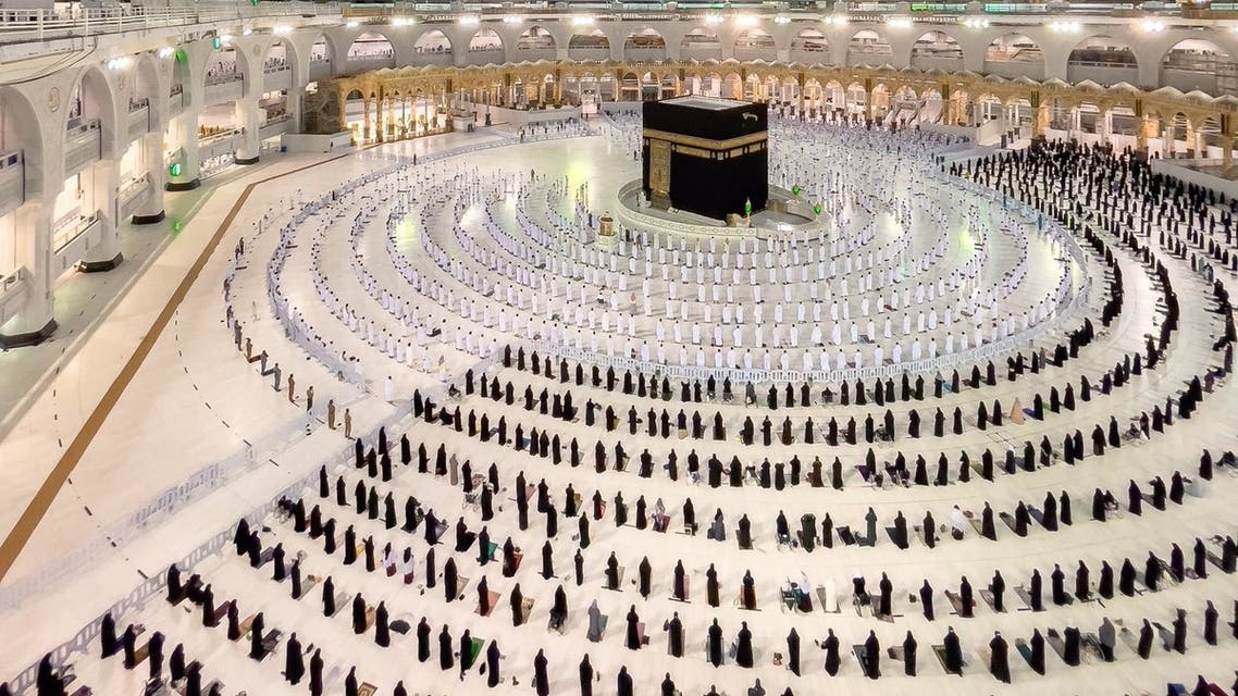صورة للمصلين بالمسجد الحرام انتشرت بشكل واسع على وسائل التواصل الاجتماعي