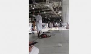 شخص يحمل سلاحا في الحرم المكي ردد عبارات إرهابية فيديو