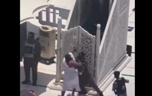 محاولة للإعتداء على إمام الحرم خلال خطبة الجمعة في مكة!