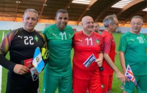 السفير الإسرائيلي يدشن عودته للمغرب بلعب مباراة في الكرة القدم بجانب لقجع ولاعبين دوليين سابقين