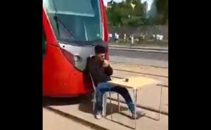 شاب طائش يعرقل الترامواي ليشرب قهوة ويدخن سيجارة وسط سكته يثير موجة غضب (فيديو)
