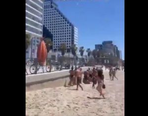 مئات الإسرائيليين يفرون عراة من على شاطئ البحر بعد سماع صفارات الإنذار "فيديو"