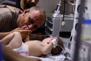 مؤثر و مؤلم..مواطن فلسطيني بعدما فقد زوجته وثلاثة من أطفاله وأفرادا من عائلته يفاجأ بابنه الرضيع حيا (فيديو)