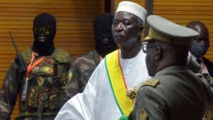 مالي.. الرئيس لايزال قيد الاعتقال وترقب لبيان العسكريين المنقلبين
