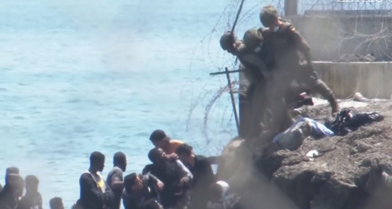 تأكيد حقيقة الفيديو الصادم لجنود إسبان يلقون بمهاجرين في البحر