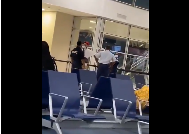 شرطي بمطار في هولندا يصفع مطربًا شهيرًا قدم فحص كورونا مزورًا