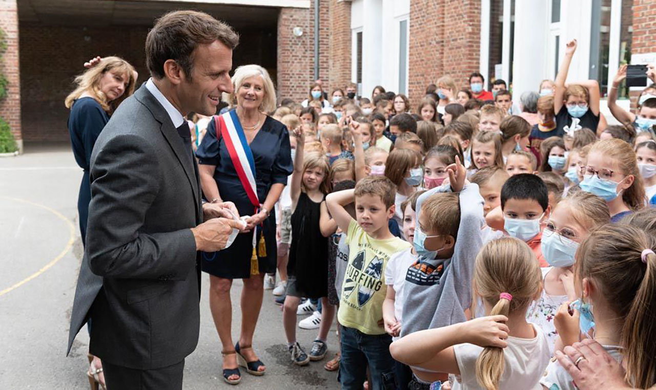 طفل فرنسي يحرج الرئيس ماكرون: واش أنت بخير من بعد التصرفيقة (فيديو)