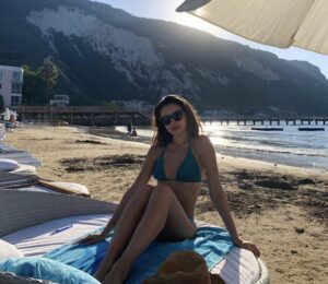 ملكة جمال لبنان في مرمى الانتقادات بسبب صورها الجريئة..”صور”
