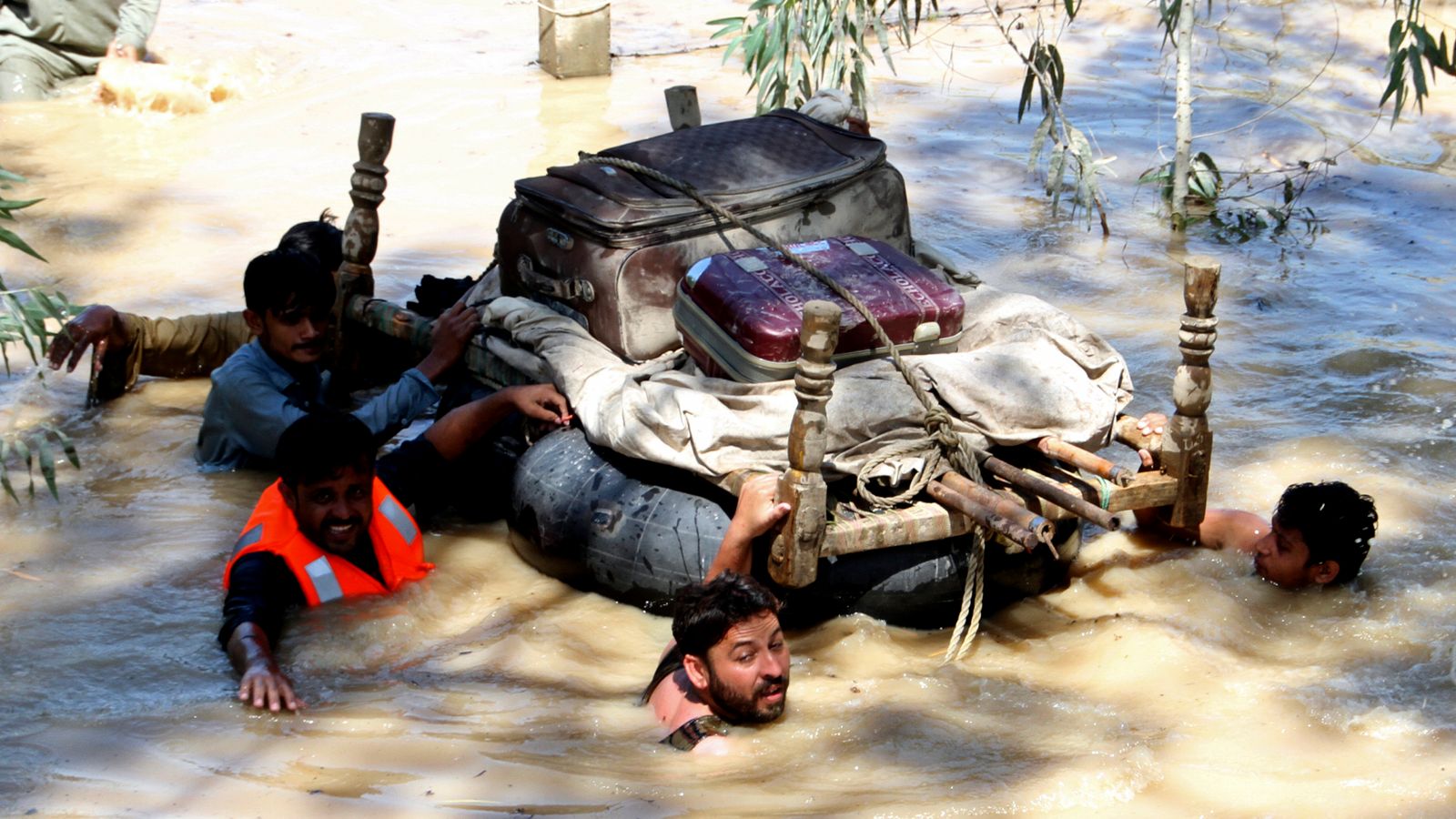 ارتفاع حصيلة ضحايا الفيضانات في باكستان إلى 1136 قتيلا