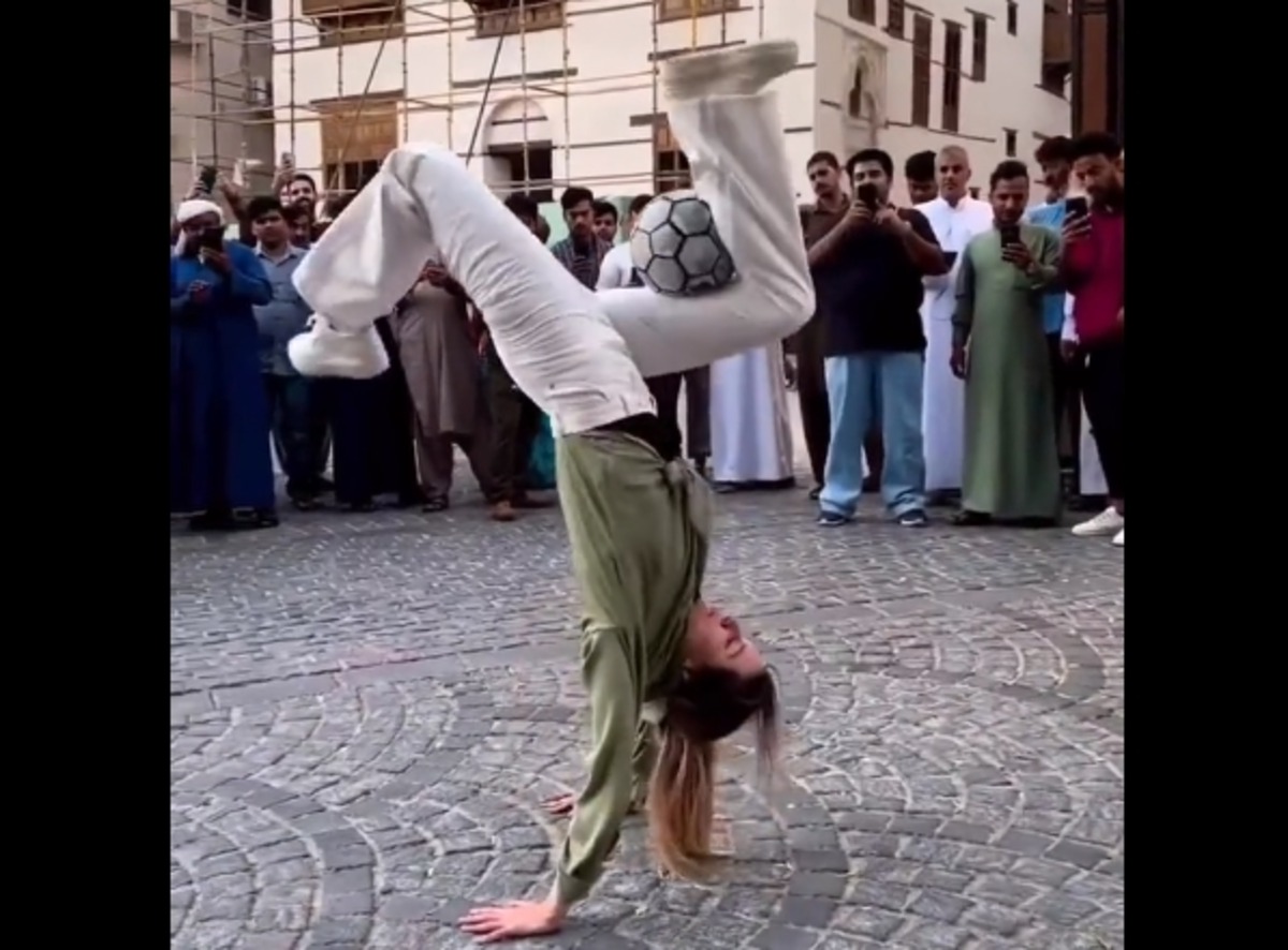 شابة ترقص بالكرة في السعودية تثير جدلا على السوشل ميديا 